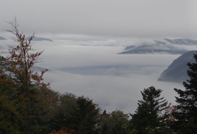 Megleno morje s ceste nad Osilnico