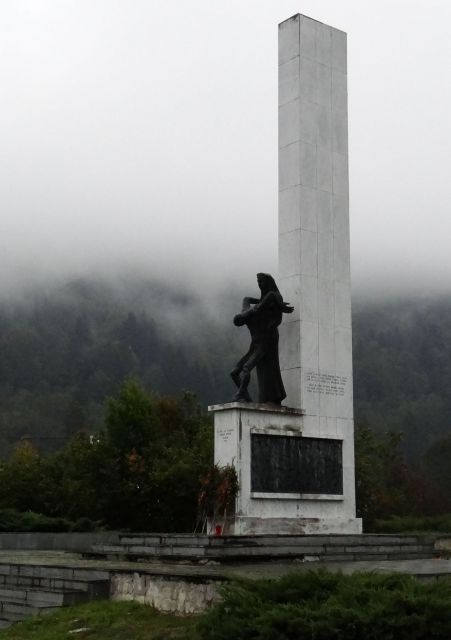 Partizanski spomenik v malem lugu