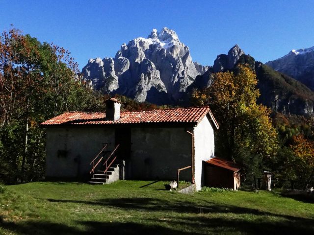 Domačija v dolini dunje in nad njo veličastni montaž