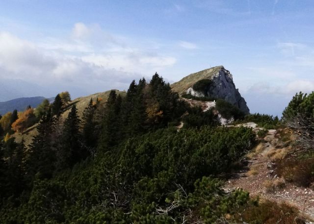 Stezica se po grebenu približuje trupejevemu poldnevu