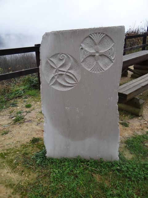Litopunkturni kamen pri cerkvi na ajblju