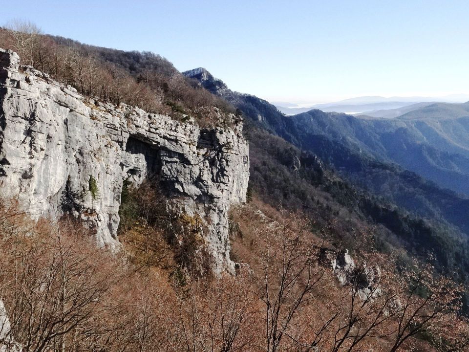 pogled nazaj proti krokarju