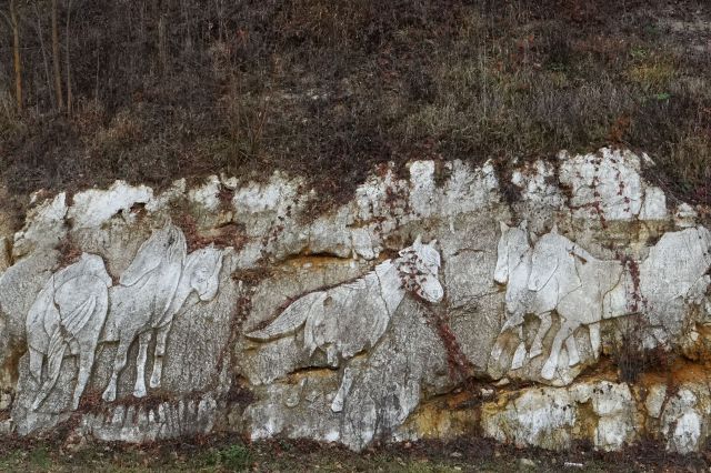 Reliefi konj ob krožišču pri škocjanu