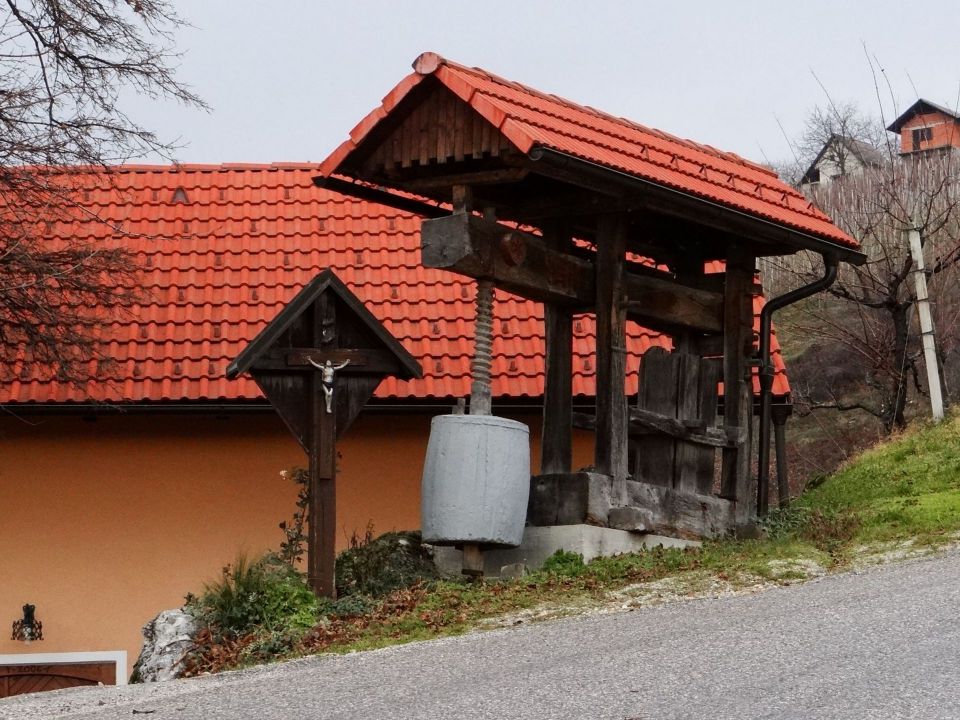 stara preša in razpelo