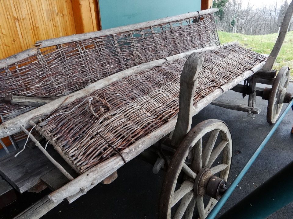 pri gasilskem domu v telčah lahko vidimo tale star pleteni voz...