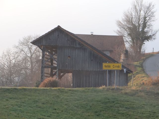 In krog je sklenjen