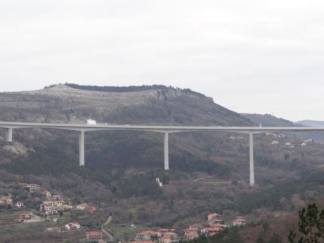 Pogled s poti na tinjan:spodaj gabrovica, nad njo viadukt, nad njim kraški rob