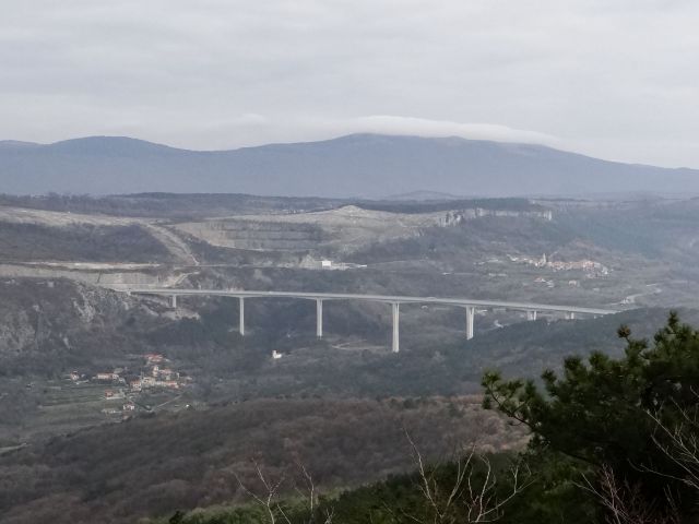 Vso pot naju danes spremlja pogled na črnokalski viadukt