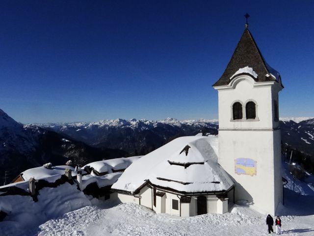 Cerkev z vrha nad vasico
