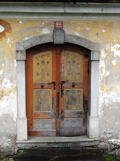Lepa stara vrata in portal v boštanju