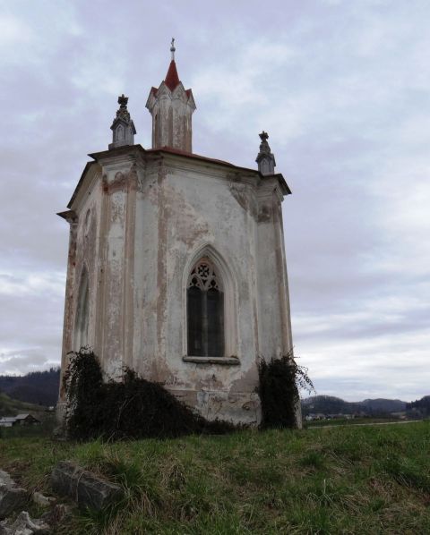Zanimiva stara kapela v šentjanžu, potrebna obnove