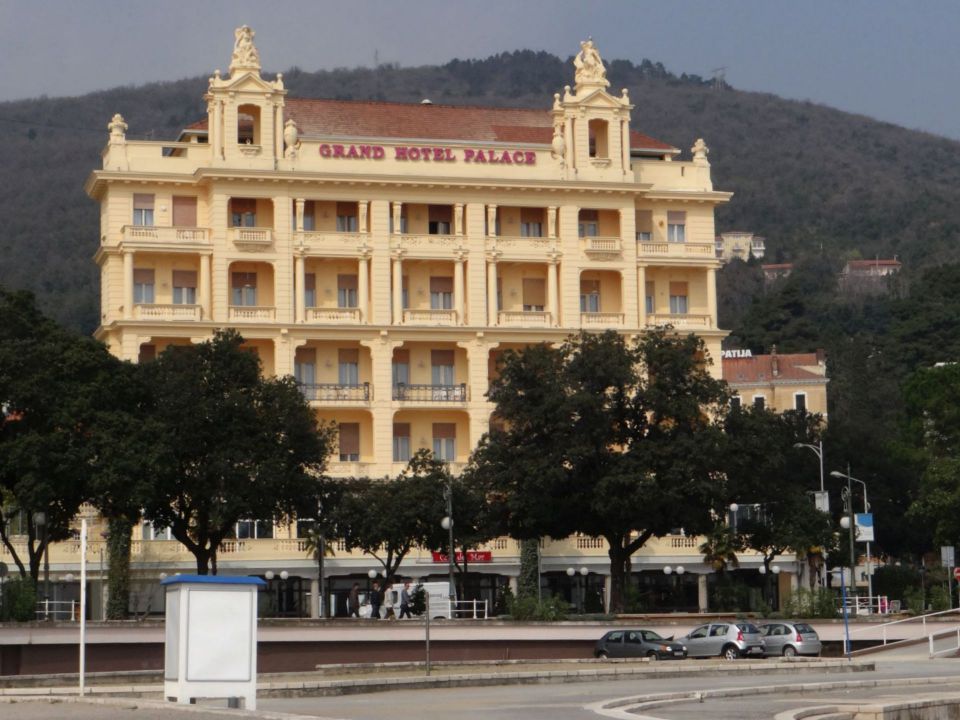 ponovno mimo veličastne stavbe, v kateri je hotel