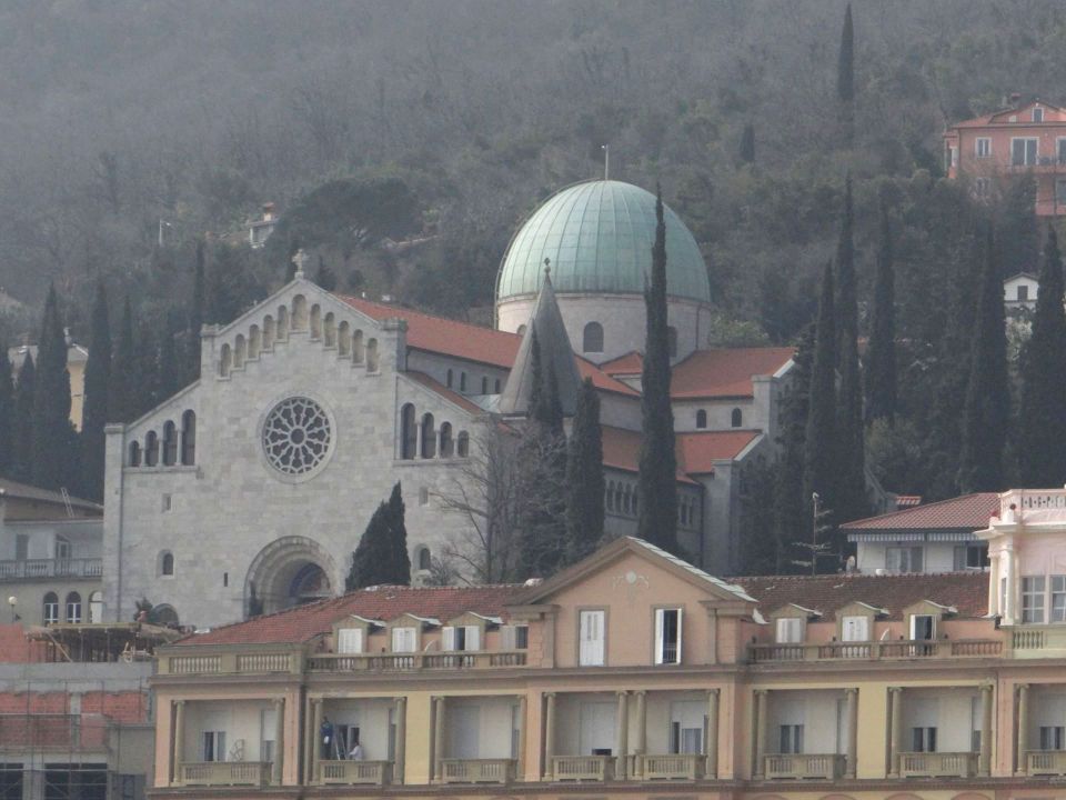 približana opatijska cerkev v delu mesta nad obalo