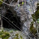 vhod v jamo v skalni pečini