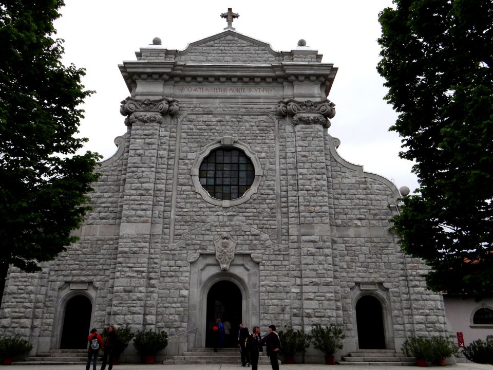 veličastna bazilika marijinega vnebovzetja na sv. gori