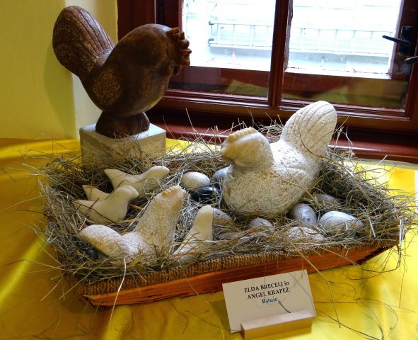 Iz kamna izklesana kokošja družina