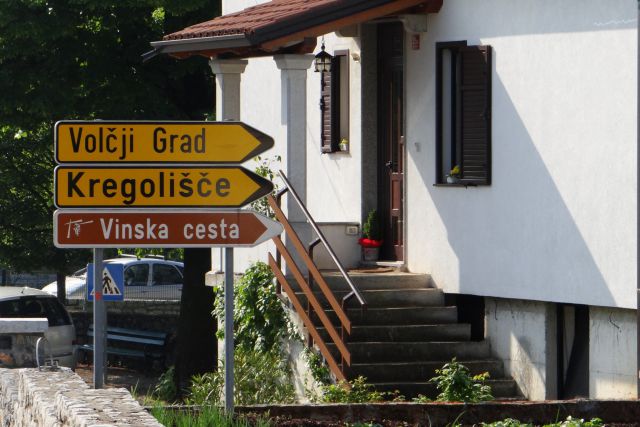 Tule zavijeva proti volčjemu gradu