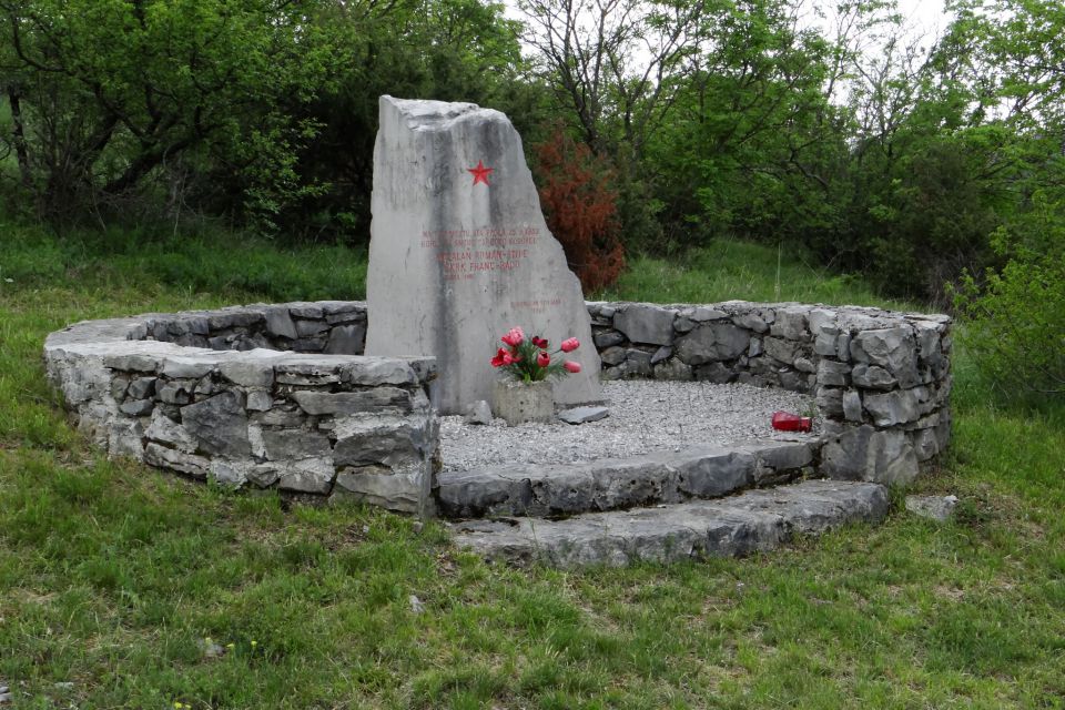 partizanski spomenik med pliskovico in komnom