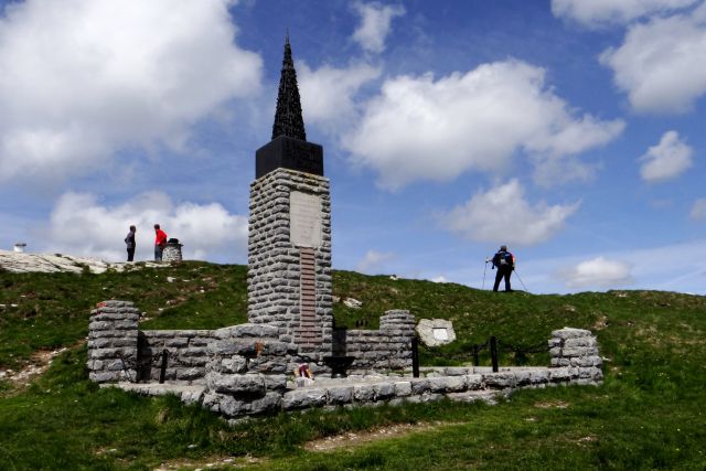 Partizanski spomenik na vrhu porezna