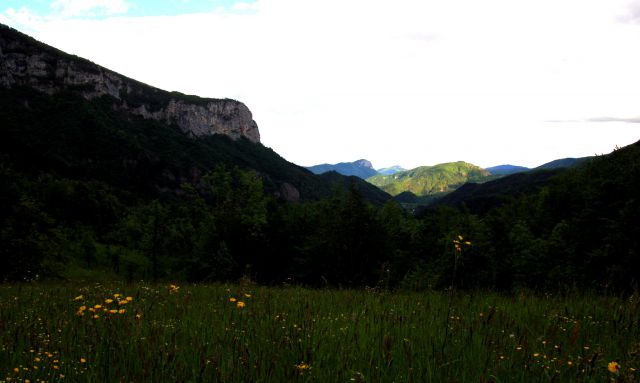 Pogled na kolpsko dolino z razgledišča pri Križmanih