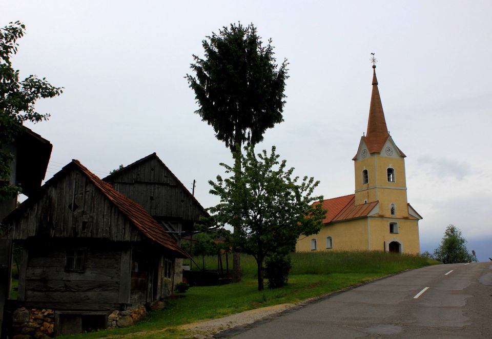 ohranjena stara kašča in sv. peter v koritnici