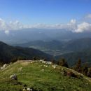 pogled je treba malo tudi dvignit od cvetočih tal in pogledat v dolino...