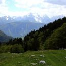 pogled na zasneženi triglav izpod sedla kočna