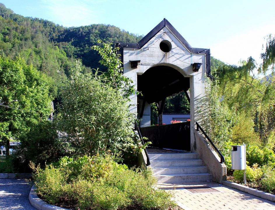 izhodišče pri zanimivem mostu čez Kanomljico