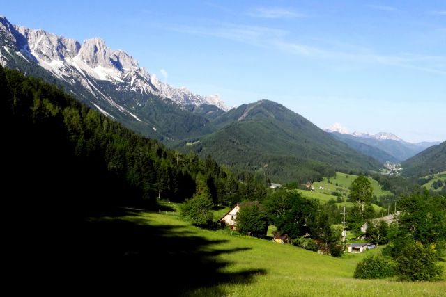 Pogled s sedla Šajda v smeri Sel (Zell-Pfarre), levo del Košute