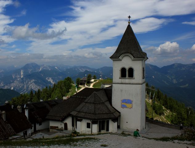 Pogled na cerkev višarske matere božje z vzpetine nad cerkvijo