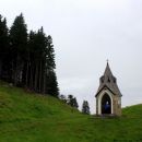 na zgornjem delu planine stoji čudovito zidana kapela zita