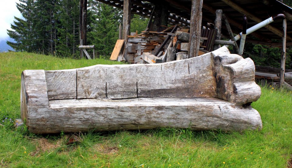 leseni kavč pred bivakom
