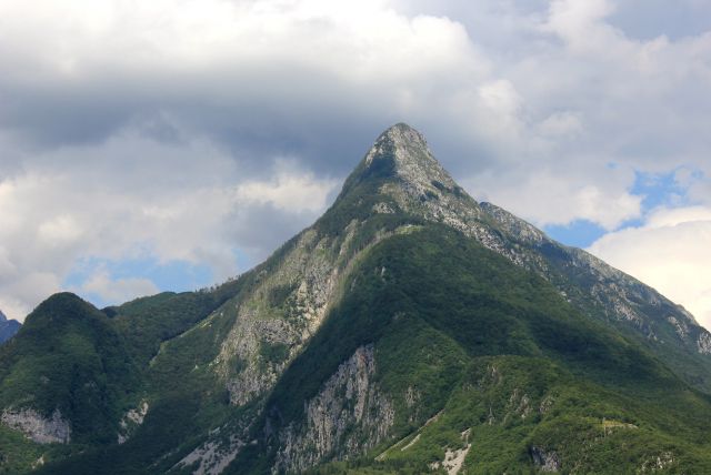 Tu smo pa že v bovcu, pogled na markantni svinjak, ki spominja na matterhorn