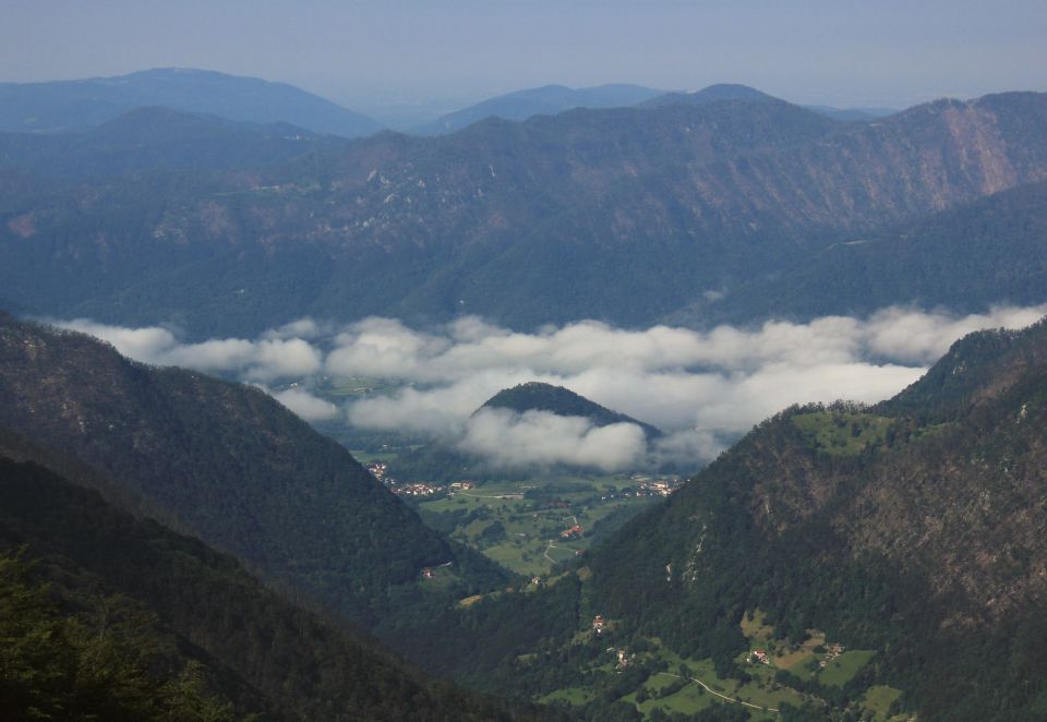 pogled na tolmin, grič na sredi je kozlov rob