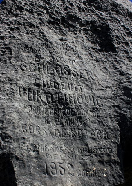 V skalo vklesan napis pod vrhom