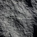 v skalo vklesan napis pod vrhom