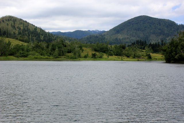 Lokvarsko jezero pri mrzlih vodicah, v daljavi se vidi vrh risnjaka