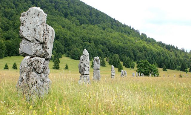 Spomenik je postavljen v obliki 26-ih skalnih monolitov