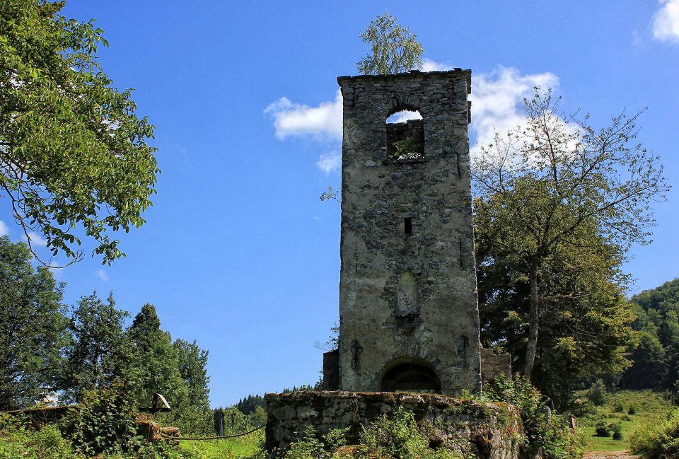 v knežji lipi si ogledam še ruševine markantnega zvonika med vojno porušene cerkve