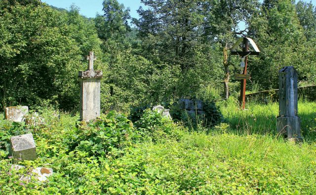 Zapuščeno pokopališče ob ruševinah cerkve