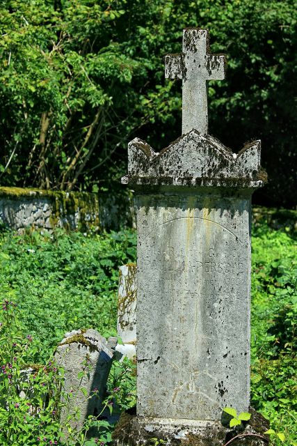 Tale nagrobnik še stoji pokonci, vendar napisi so nerazpoznavni