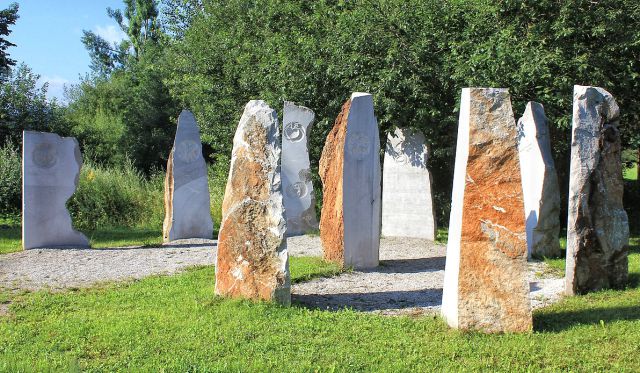 9 kamnov postavljenih v spiralo pri muzeju cerkniškega jezera