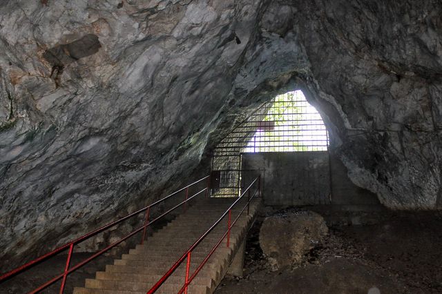 Pogled na vhod iz začetnega dela jame
