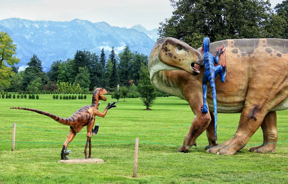 krvoločni mali dinozavri napadajo velikega