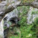 pogled izpod malega naravnega mosta navzdol v zelške jame