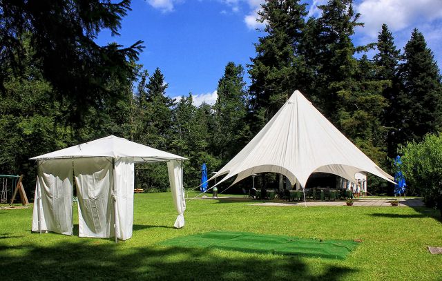 Prostor za obred civilne poroke in šotor za svate
