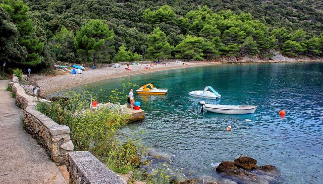 čudovita plaža v valunu