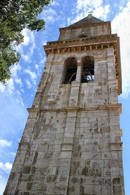 Zvonik cerkve v centru osorja