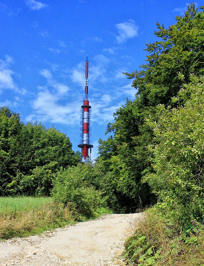 telekomunikacijski stolp na slovenski strani trdinovega vrha