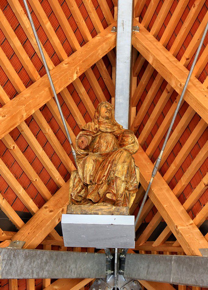 pod ostrešjem je pritrjen lesen kip sv. jere
